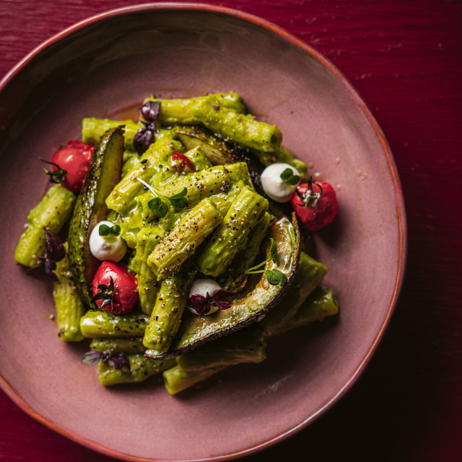 healthy Rigatoni mit gebratener avocado